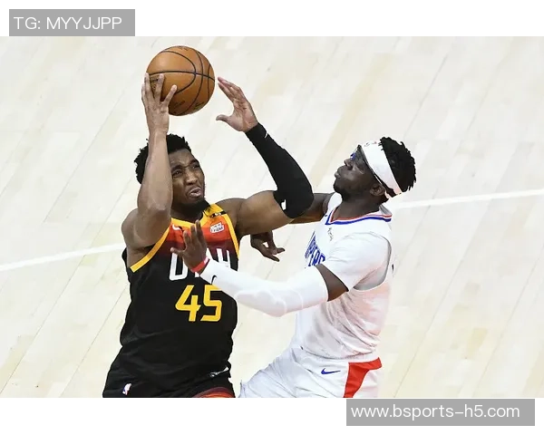 米切尔本赛季三分球火力全开成为联盟首位投进100记三分的球员